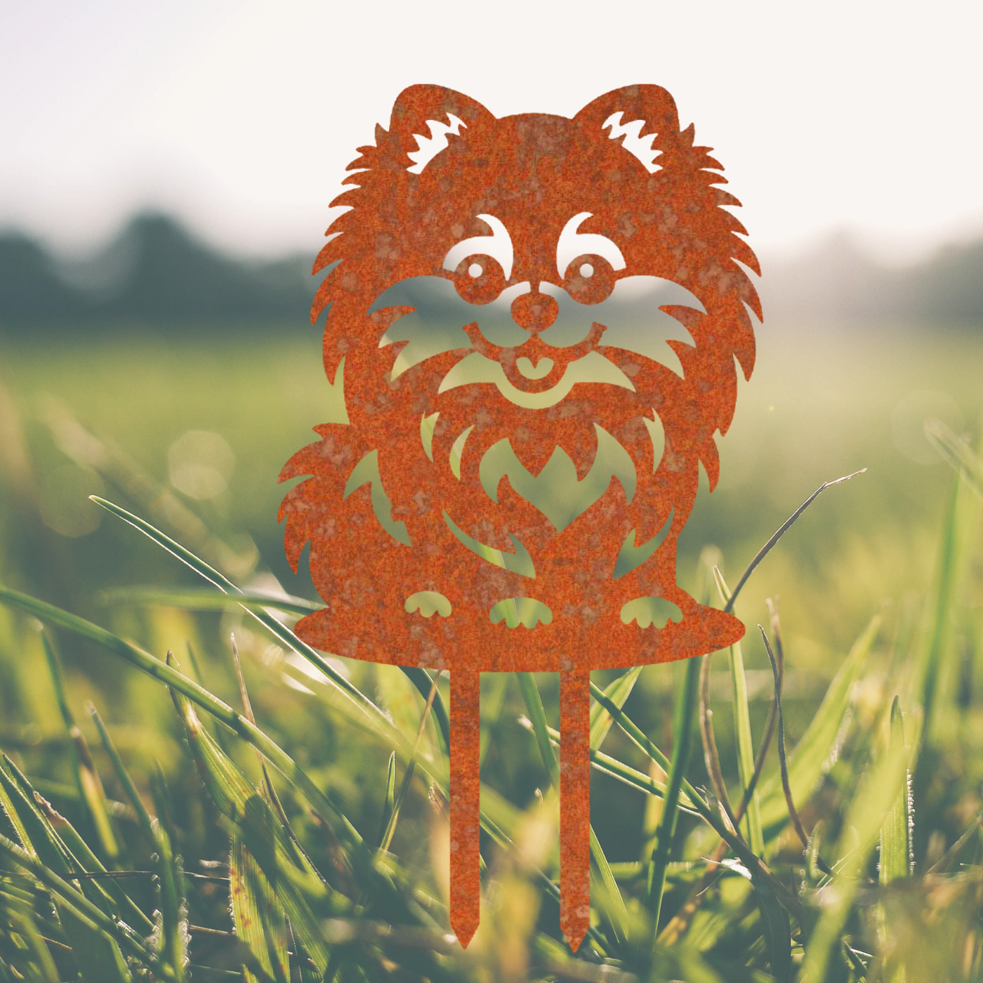 Vrolijke honden tuinprikker Benny de Tuinhond, gemaakt van cortenstaal, perfect voor bloemperken en tuinaccessoires.