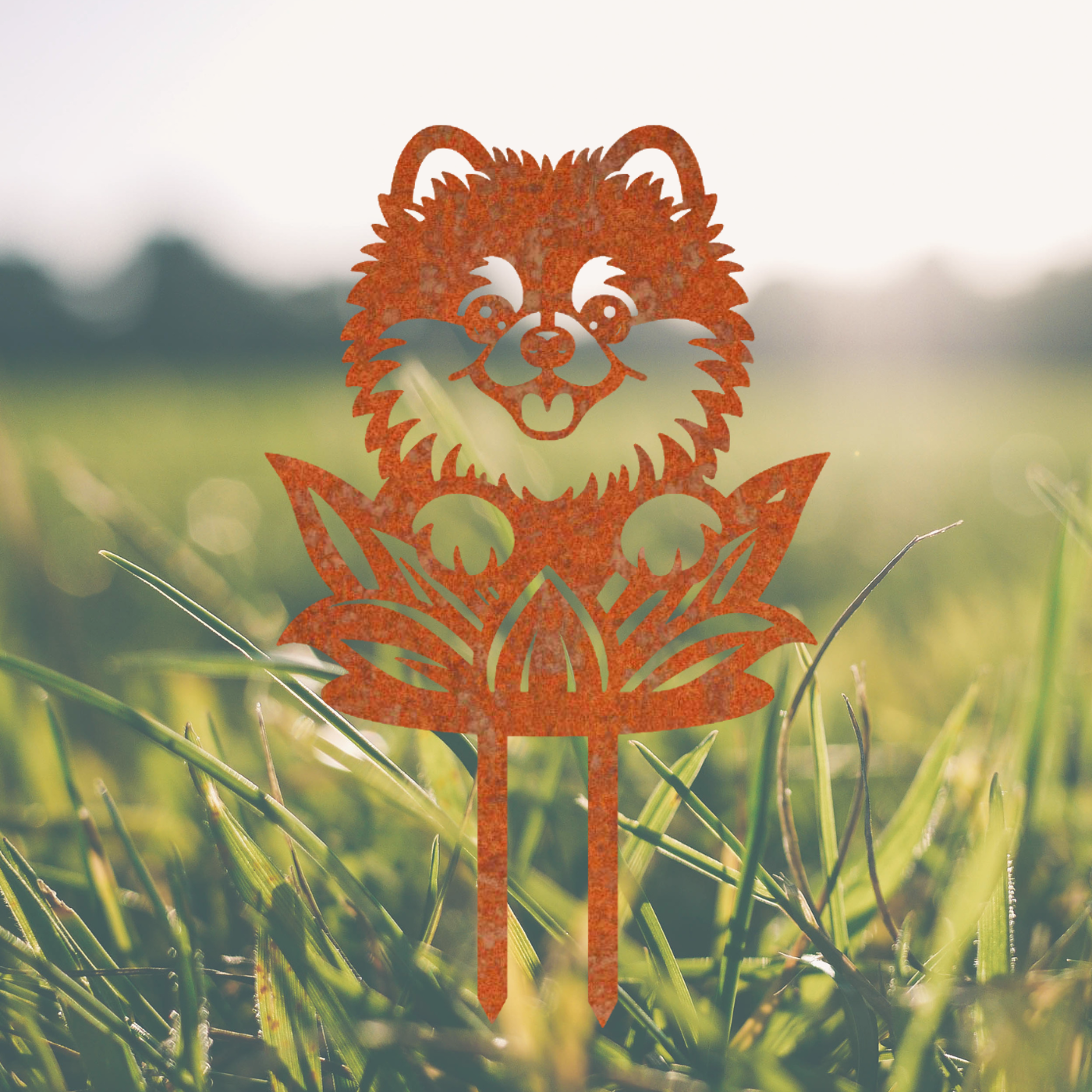 Charmante honden tuinprikker Binky de Lotusbewoner, gemaakt van cortenstaal, perfect voor bloemperken en tuinaccessoires.