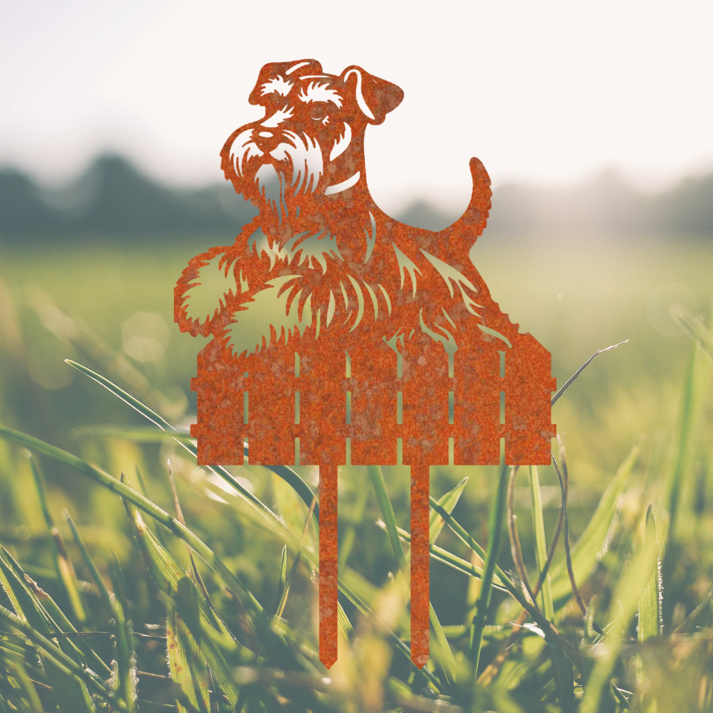 Vrolijke honden tuinprikker Boris de Hekwachter, gemaakt van cortenstaal, ideaal voor bloemperken en tuinaccessoires.