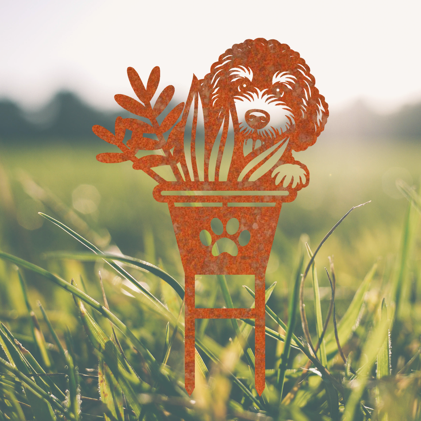 Schattige honden tuinprikker van cortenstaal, Fikkie tussen de Planten, perfect voor bloemperken en grasvelden.