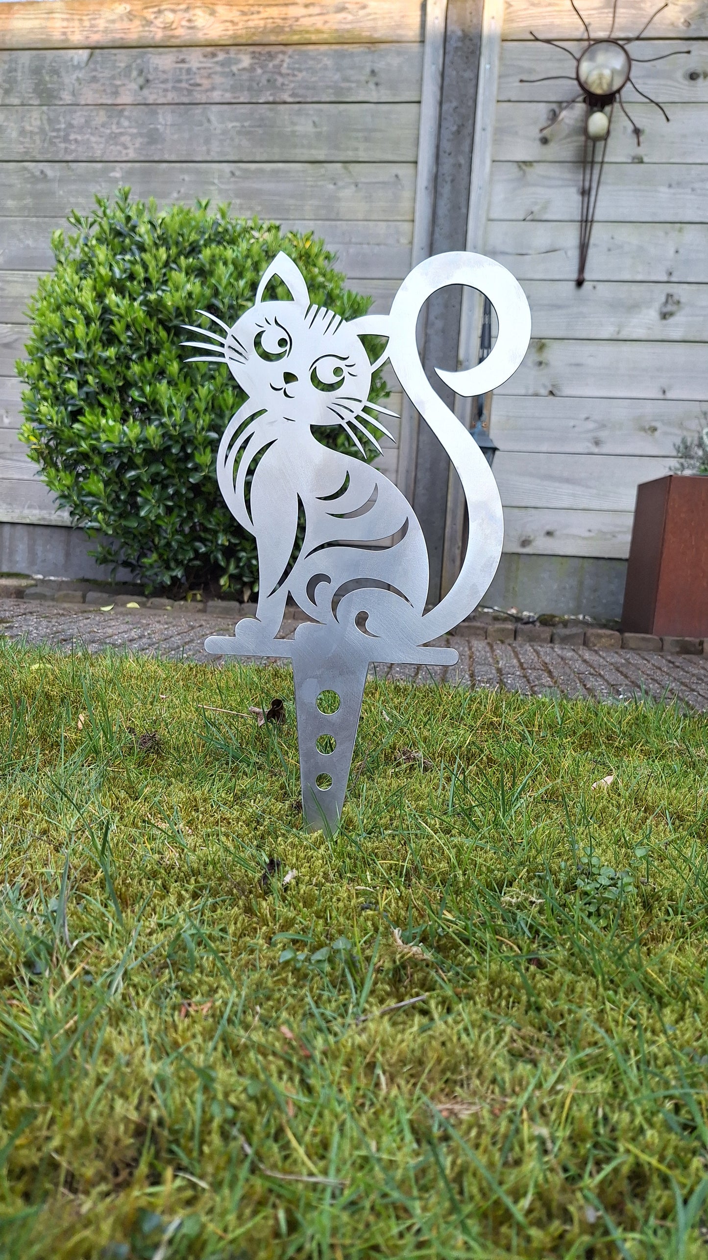 Tuinprikker van cortenstaal – vrolijk zittende kat met krulstaart voor in de tuin