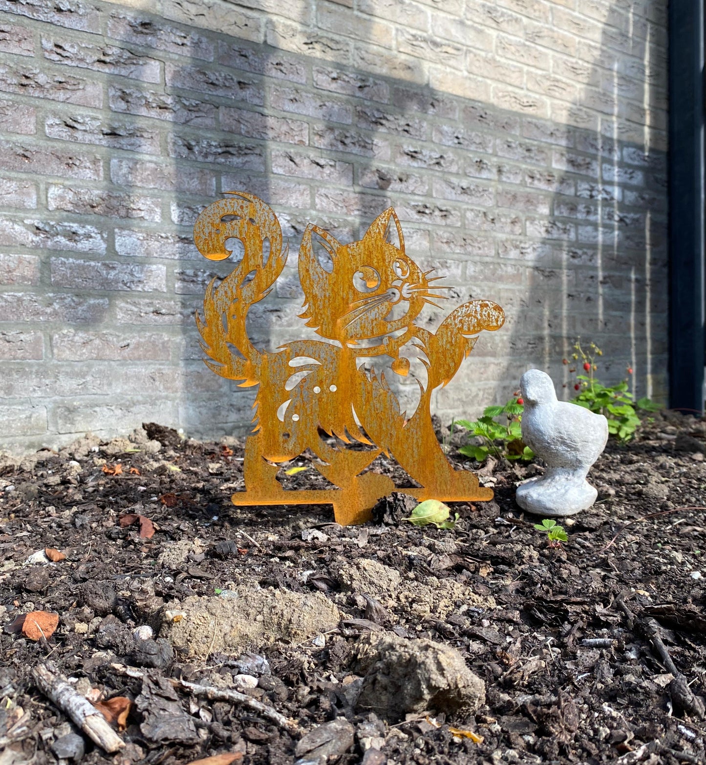 Metalen tuinprikker kat – decoratieve tuindecoratie van cortenstaal met sierlijke kattenvorm, ideaal voor borders of bloemperken.
