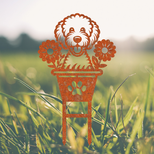 Vrolijke honden tuinprikker Bobby de Bloemenpracht, gemaakt van cortenstaal, ideaal voor bloemperken en tuinaccessoires.