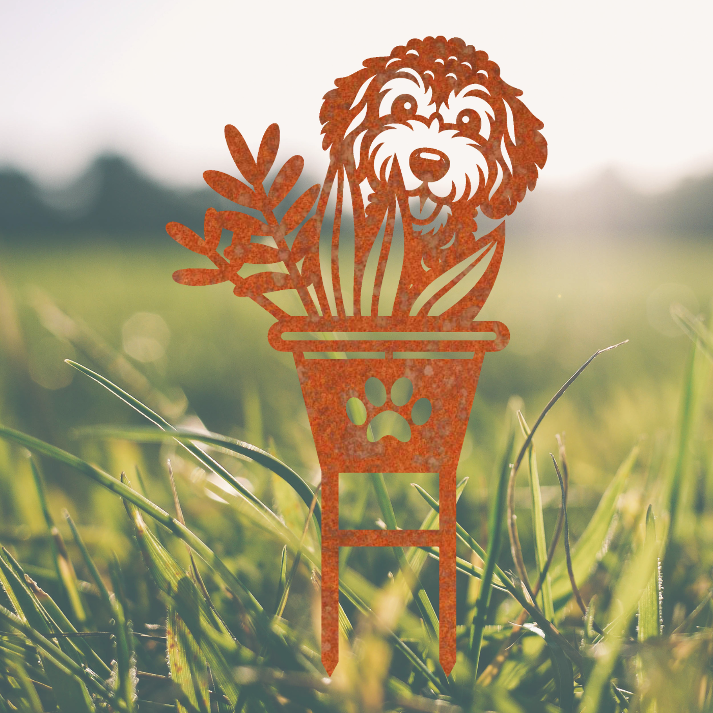 Vrolijke honden tuinprikker Boefje in de Bloemenpot, gemaakt van cortenstaal, ideaal voor bloemperken en tuinaccessoires.