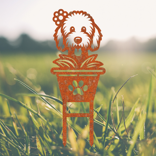 Vrolijke honden tuinprikker Fleur met de Bloem in het Haar, gemaakt van cortenstaal, ideaal voor bloemperken en tuinaccessoires.