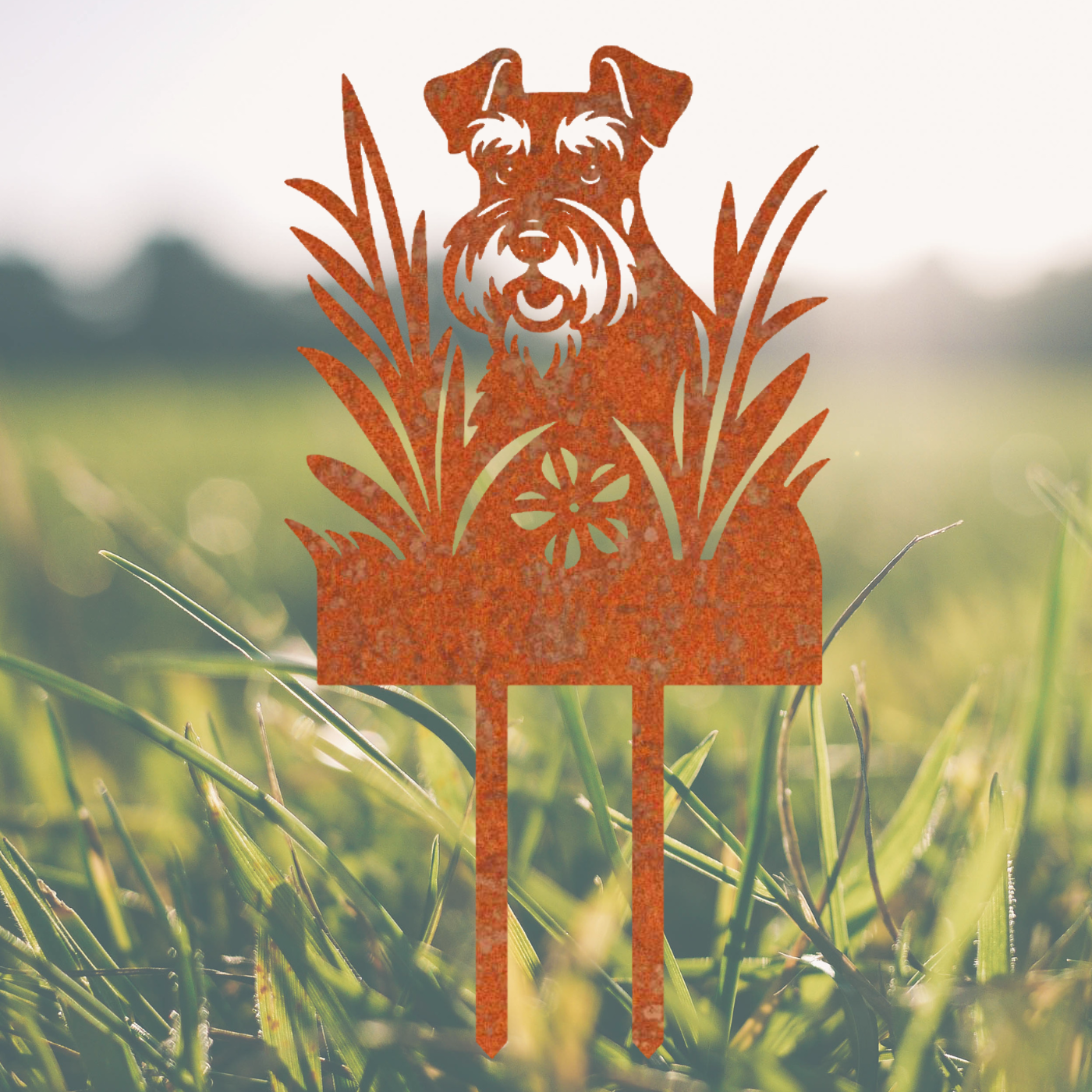 Vrolijke honden tuinprikker Max in de Tuinbloemen, gemaakt van cortenstaal, ideaal voor bloemperken en tuinaccessoires.