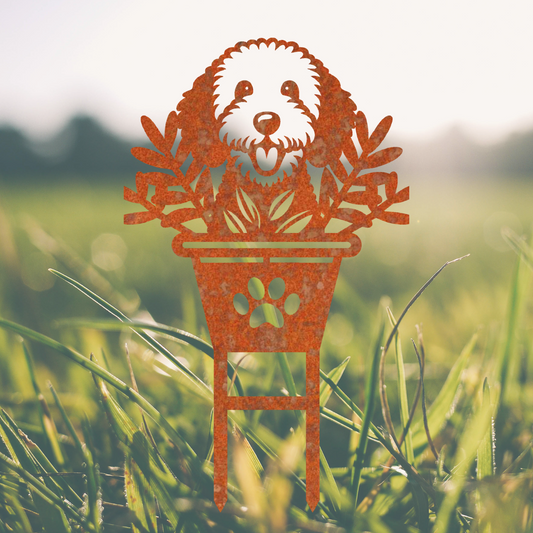 Vrolijke honden tuinprikker Pip met de Bloemen, gemaakt van cortenstaal, ideaal voor bloemperken en tuinaccessoires.