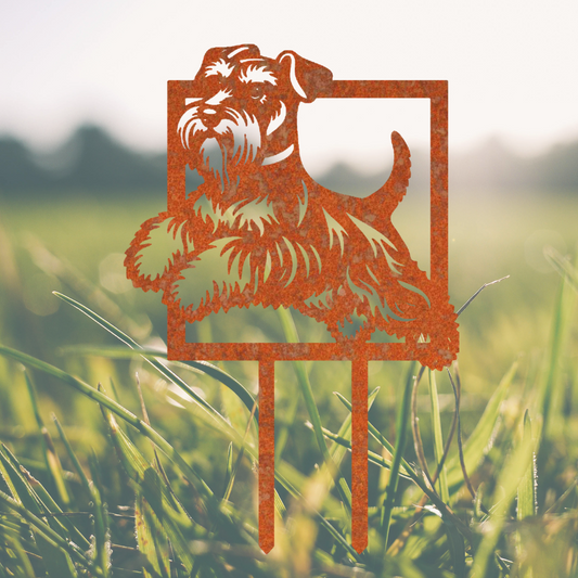 Vrolijke honden tuinprikker Springende Snoopy, gemaakt van cortenstaal, perfect voor bloemperken en tuinaccessoires.